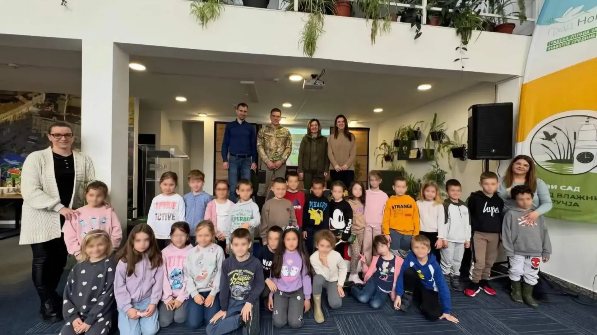 Najmlađi učili kako da sade i čuvaju drveće kroz praktičnu radionicu