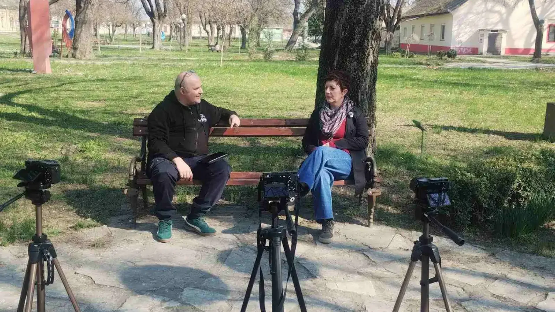 Kako nastaje jedan podkast u parku: snimanje epizode o balkonskoj sadnji sa Radmilom Vejin